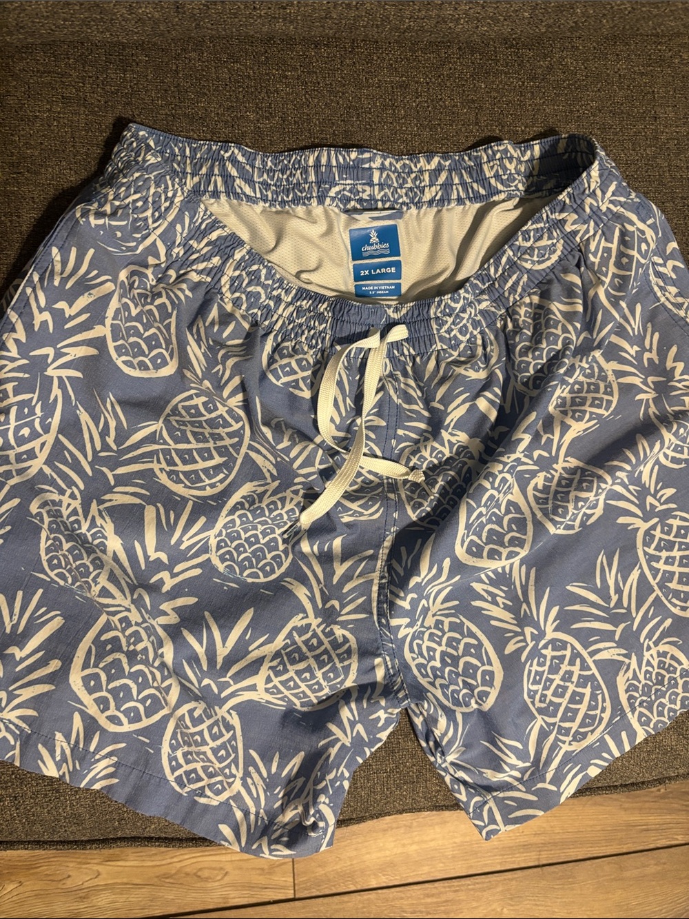 chubbies - Men Blue Pineapple Print hybrid Shorts